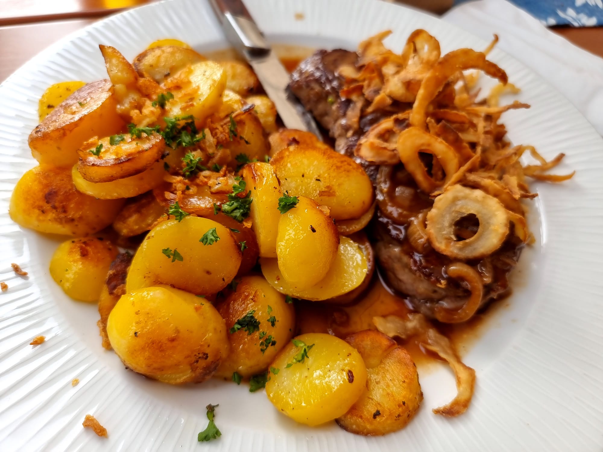 Zwiebelrostbraten with roast potatos