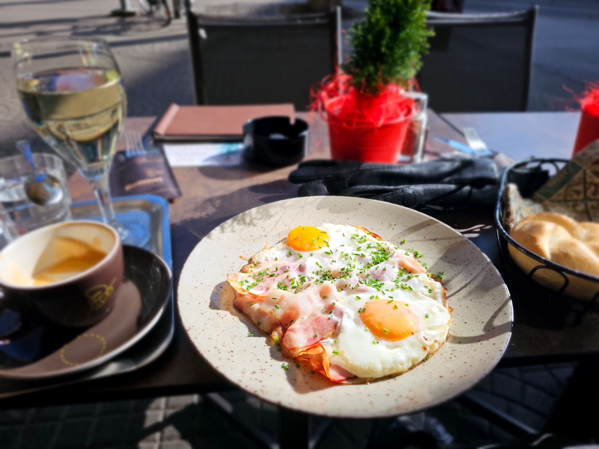 Bacon & eggs, coffee, Spritzer, in the sunshine 