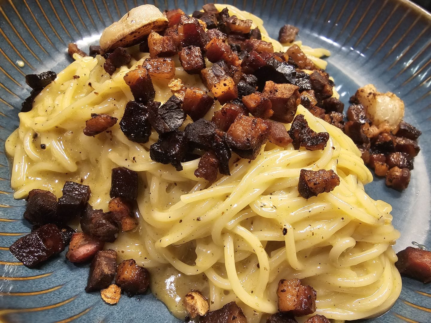 Spaghetti Carbonara in a blue plate